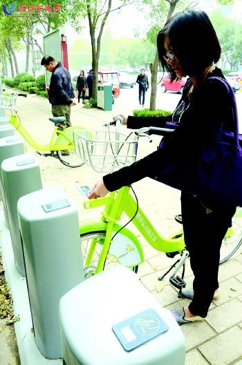 市民在站點(diǎn)刷卡取車(chē)。記者 殷夢(mèng)